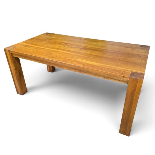 Second-Hand Solid Oak Dining Table: A Timeless Addition to Your Home Second-Hand Solid Oak Dining Table: A Timeless Addition to Your Home