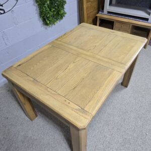 Explore the timeless quality of this second-hand Oak Furniture Land solid oak dining table Explore the timeless quality of this second-hand Oak Furniture Land solid oak dining table