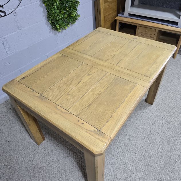 Explore the timeless quality of this second-hand Oak Furniture Land solid oak dining table Explore the timeless quality of this second-hand Oak Furniture Land solid oak dining table