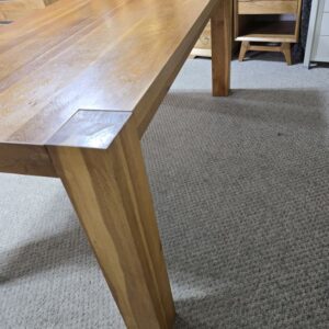 Second-Hand Solid Oak Dining Table: A Timeless Addition to Your Home Second-Hand Solid Oak Dining Table: A Timeless Addition to Your Home