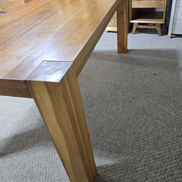 Second-Hand Solid Oak Dining Table: A Timeless Addition to Your Home Second-Hand Solid Oak Dining Table: A Timeless Addition to Your Home