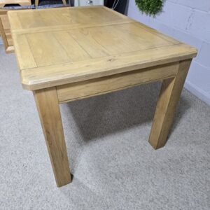 Explore the timeless quality of this second-hand Oak Furniture Land solid oak dining table Explore the timeless quality of this second-hand Oak Furniture Land solid oak dining table