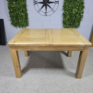 Explore the timeless quality of this second-hand Oak Furniture Land solid oak dining table Explore the timeless quality of this second-hand Oak Furniture Land solid oak dining table