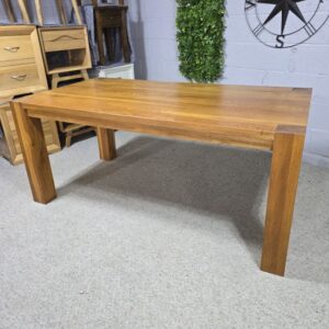 Second-Hand Solid Oak Dining Table: A Timeless Addition to Your Home Second-Hand Solid Oak Dining Table: A Timeless Addition to Your Home