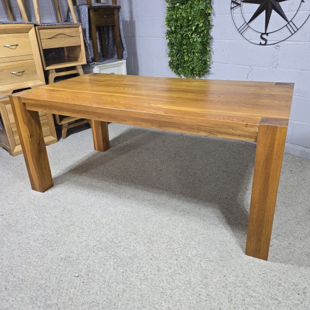 Second-Hand Solid Oak Dining Table: A Timeless Addition to Your Home Second-Hand Solid Oak Dining Table: A Timeless Addition to Your Home