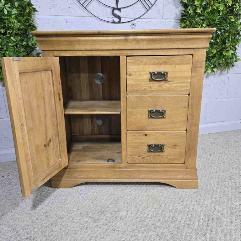 Elegant Pre-Loved Oak Furniture Land French Farmhouse Solid Oak Cupboard - Save 65% Elegant Pre-Loved Oak Furniture Land French Farmhouse Solid Oak Cupboard - Save 65%