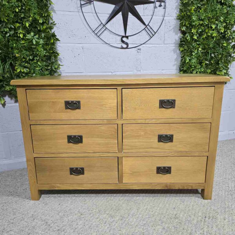 Peek inside its story... then write your own chapter with this second-hand double chest in solid oak. Peek inside its story... then write your own chapter with this second-hand double chest in solid oak.