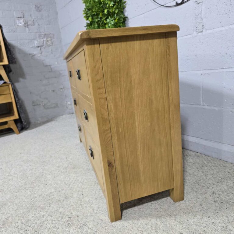 Peek inside its story... then write your own chapter with this second-hand double chest in solid oak. Peek inside its story... then write your own chapter with this second-hand double chest in solid oak.