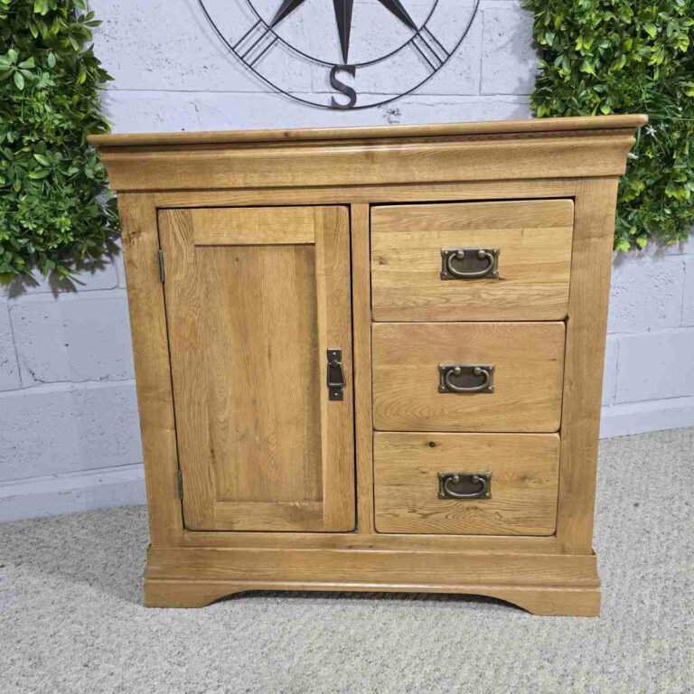Elegant Pre-Loved Oak Furniture Land French Farmhouse Solid Oak Cupboard - Save 65% Elegant Pre-Loved Oak Furniture Land French Farmhouse Solid Oak Cupboard - Save 65%