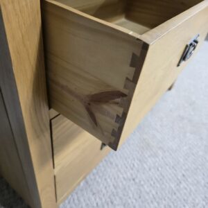 Peek inside its story... then write your own chapter with this second-hand double chest in solid oak. Peek inside its story... then write your own chapter with this second-hand double chest in solid oak.