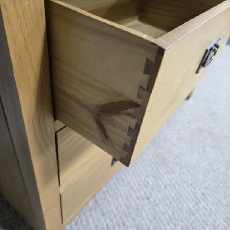 Peek inside its story... then write your own chapter with this second-hand double chest in solid oak. Peek inside its story... then write your own chapter with this second-hand double chest in solid oak.