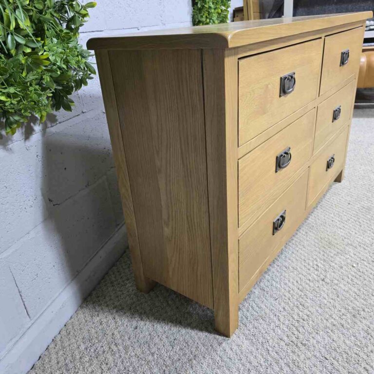Peek inside its story... then write your own chapter with this second-hand double chest in solid oak. Peek inside its story... then write your own chapter with this second-hand double chest in solid oak.