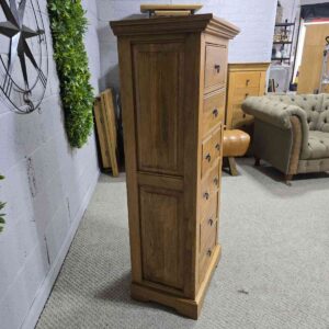 Barker and Stonehouse Solid Oak Tallboy: Timeless Quality and Maximum Savings Barker and Stonehouse Solid Oak Tallboy: Timeless Quality and Maximum Savings